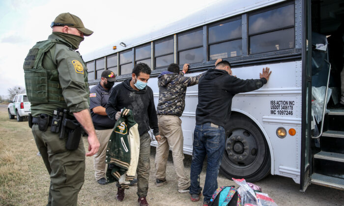 Des agents de la patrouille frontalière appréhendent environ deux douzaines de migrants illégaux à Penitas, au Texas, le 11 mars. 2021. (Charlotte Cuthbertson/The Epoch Times)