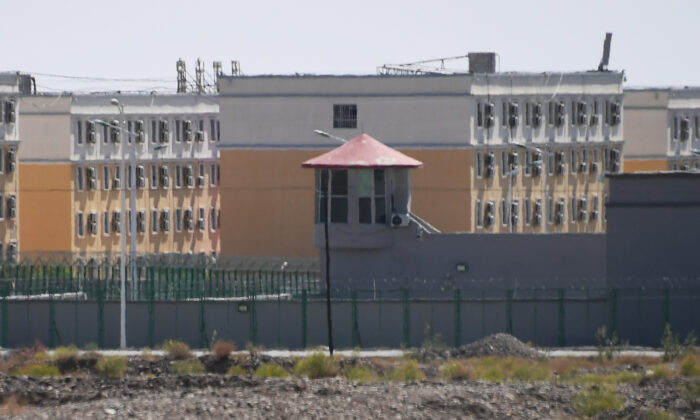 Centre de services de formation professionnelle de la ville d'Artux, considéré comme un camp de rééducation où sont détenues des minorités ethniques principalement musulmanes, au nord de Kashgar, dans la région du Xinjiang (nord-ouest de la Chine), le 2 juin 2019. (Greg Baker/AFP via Getty Images)
