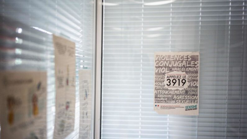 Numéro d'urgence à composer en cas d'appel lors de violences conjugales, dans un centre d'hébergement et de réinsertion sociale (CHRS) pour femmes à Châtillon, août 2019 ( Crédit photo MARTIN BUREAU/AFP via Getty Images)