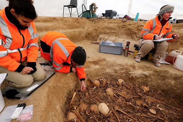 Des archéologues de l'Inrap au travail (FRANCOIS NASCIMBENI/AFP via Getty Images)