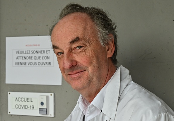 Le professeur Bruno Lina, virologue et membre du Centre international de recherche sur les maladies infectieuses (CIRI), pose le 21 avril 2020 à l'hôpital de la Croix-Rousse à Lyon, dans le centre-est de la France.   (PHILIPPE DESMAZES/AFP via Getty Images)