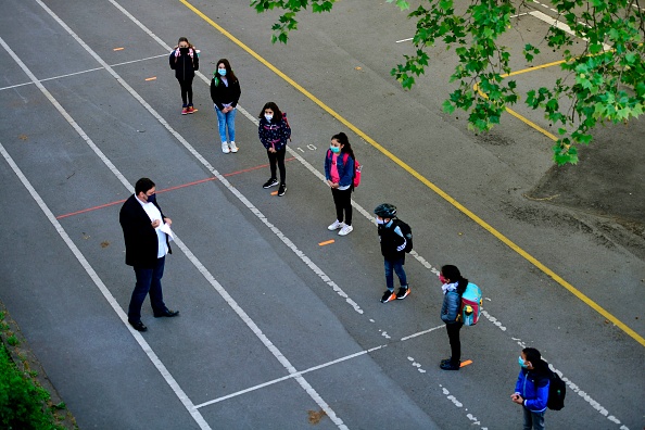Les règles de distanciation sociale à l'école ont un impact sur la santé mentale des enfants (INA FASSBENDER/AFP via Getty Images)