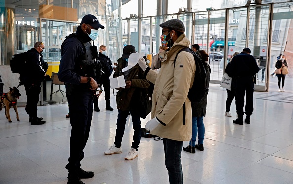 Dès jeudi, en amont du week-end de Pâques,  des contrôles des policiers et gendarmes seront déployés dans les gares et sur les péages.(Photo : THOMAS COEX/AFP via Getty Images)