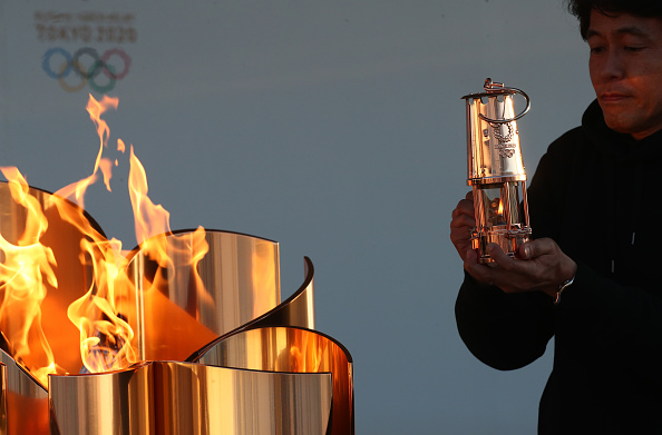 - La flamme olympique préservée dans une lanterne, un jour après le report des Jeux de Tokyo 2020, à Iwaki, Fukushima, Japon. Photo par Clive Rose / Getty Images.