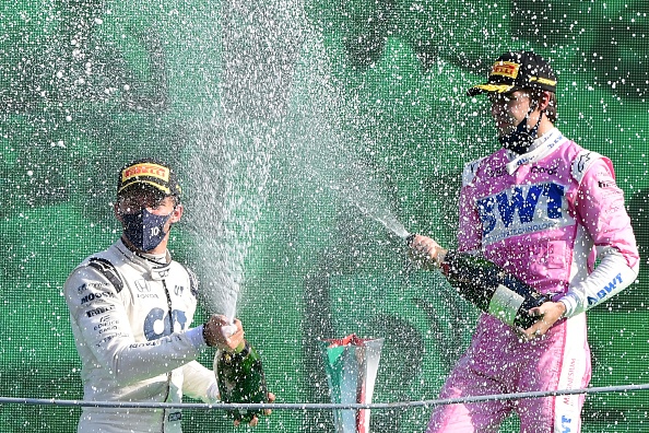 Le pilote français Pierre Gasly (à gauche), vainqueur d'AlphaTauri, arrose du champagne alors qu'il célèbre avec le pilote canadien Lance Stroll (à droite), troisième de Racing Point, sur le podium après le Grand Prix d'Italie de Formule 1 sur le circuit Autodromo Nazionale de Monza, le 6 septembre 2020. 
 (JENNIFER LORENZINI/POOL/AFP via Getty Images)