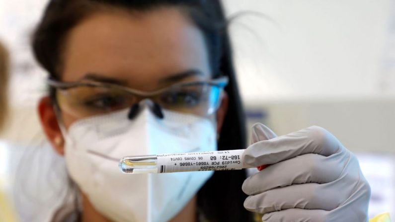 Bientôt un "pass sanitaire" en France intégrant la vaccination ou un test négatif? (Crédit photo LUDOVIC MARIN/AFP via Getty Images)