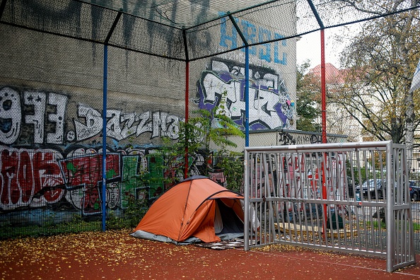 -Un SDF a installé sa tente à côté d'une zone de football à Berlin le 2 novembre 2020. Photo de David Gannon / AFP via Getty Images.