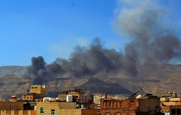 -La coalition militaire dirigée par l'Arabie saoudite au Yémen a bombardé des camps rebelles Houthis.  Photo de Mohammed Huwais / AFP via Getty Images.