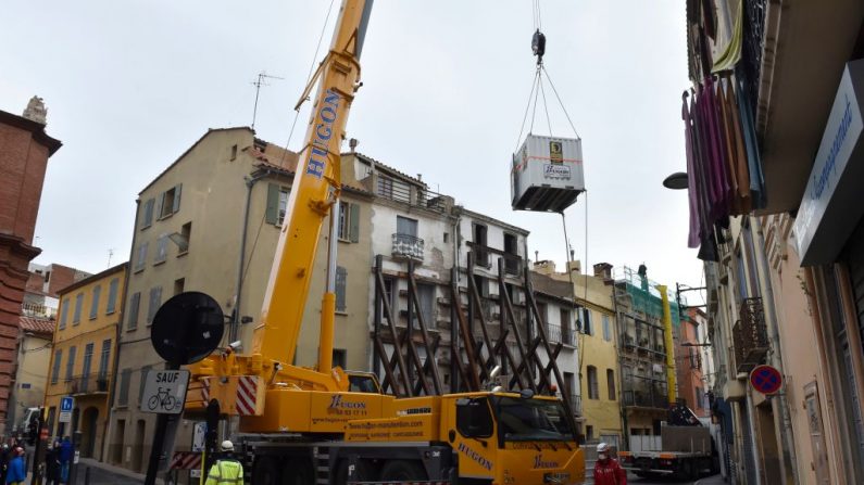 Il avait fallu l'intervention d'une grue et la consolidation de son immeuble de Perpignan pour évacuer Alain début décembre 2020. (RAYMOND ROIG/AFP via Getty Images)