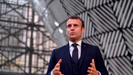 Covid-19 : Emmanuel Macron demande de « tenir » encore « 4 à 6 semaines » avant des assouplissements