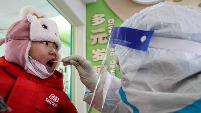 Un enfant subit un test Covid-19 par prélèvement à Shenyang, en Chine, le 1er janvier 2021. (STR/AFP via Getty Images)