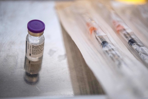 Une fiole contenant plusieurs doses du vaccin Pfizer-BioNTech (CHRISTOPHE SIMON/AFP via Getty Images)