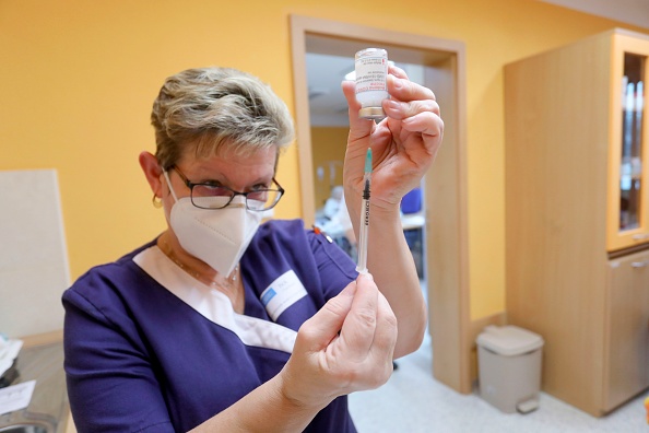 Moderna a commencé des essais de son vaccin contre le virus du Covid-19 sur des milliers d'enfants âgés de 6 mois à 11 ans. (Photo : RADEK MICA/AFP via Getty Images)