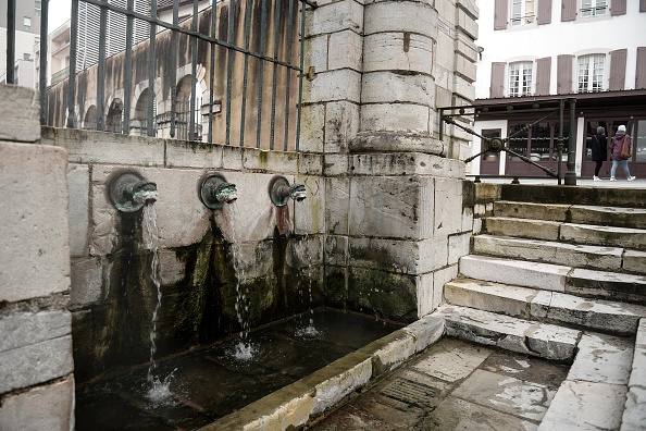 Une photographie prise le 10 février 2021 montre la fontaine « La Fontaine Chaude », un monument historique de la ville thermale de Dax, dans le sud-ouest de la France. (IROZ GAIZKA/AFP via Getty Images)