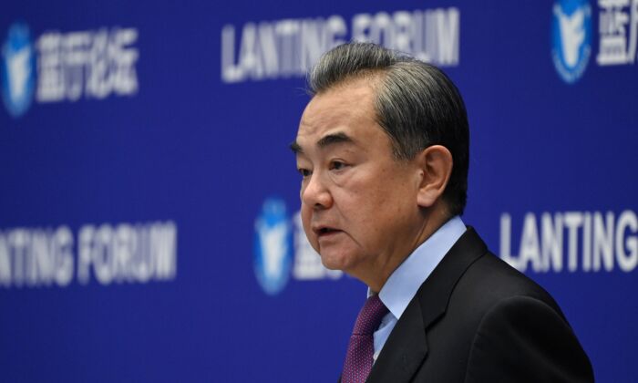 Le ministre chinois des Affaires étrangères Wang Yi prend la parole lors du Forum sur les relations sino-américaines tenu à Pékin, le 22 février 2021. (Greg Baker/AFP via Getty Images)