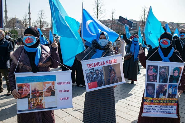 -Illustration-Les membres de la minorité musulmane ouïghoure manifestent devant le consulat chinois à Istanbul le 26 février 2021. Photo par Yasin Akgul / AFP via Getty Images.