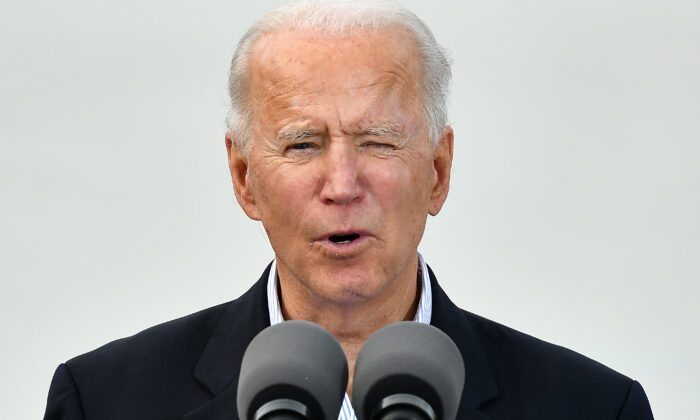 Le président américain Joe Biden prend la parole au NRG Stadium à Houston, Texas, le 26 février 2021. (Mandel Ngan/AFP via Getty Images)