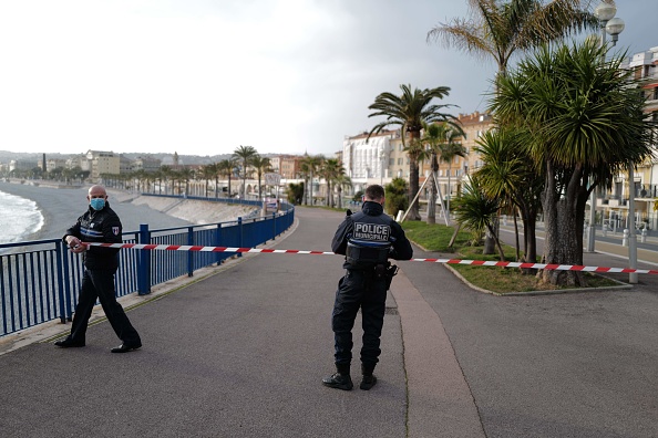 Pour limiter la propagation de la pandémie de coronavirus, des policiers interdisent l'accès à la plage sur la Promenade des Anglais de la ville de Nice. (Photo : VALERY HACHE/AFP via Getty Images)