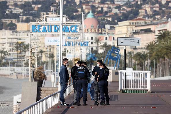 Des policiers français contrôlent les piétons sur la « Promenade des Anglais » à Nice, sur la Côte d'Azur, le 28 février 2021.  (VALERY HACHE/AFP via Getty Images)
