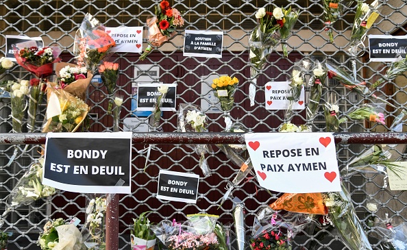 Des hommages floraux et des pancartes à l'"Espace Nelson Mandela" à Bondy, en Seine-Saint-Denis, en banlieue nord-est de Paris, le 28 février 2021, où un jeune de 15 ans a été tué par balle à la fin du 26 février. 
  (BERTRAND GUAY/AFP via Getty Images)