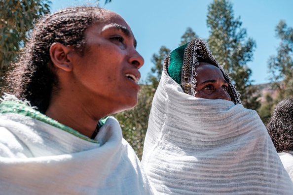 -Des femmes pleurent les victimes d'un massacre qui aurait été perpétré par des soldats érythréens dans le village de Dengolat, au nord de Mekele, la capitale du Tigray, le 26 février 2021. Photo Edouardo Soteras /AFP via Getty Images.