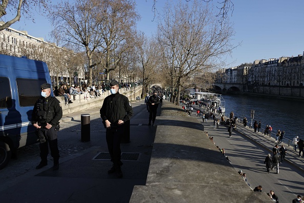 Les gendarmes français filtrent et interdisent de descendre sur les quais de la Seine, à Paris, le 28 février 2021.  (THOMAS COEX/AFP via Getty Images)