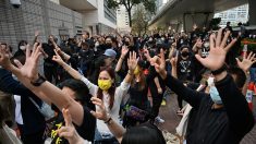 Hong Kong: des centaines de personnes rassemblées en soutien aux opposants inculpés
