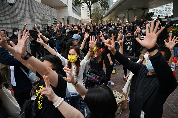 - Des partisans pro- démocratie se rassemblent devant le tribunal de Kowloon à Hong Kong le 1er mars 2021. Photo par Peter Parks / AFP via Getty Images. 