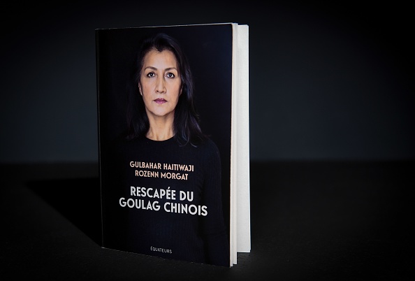 -Le livre Rescapée du Goulag Chinois, écrit par Gulbahar Haitiwaji, résidente française d'origine ouïghoure emprisonnée et envoyée dans un camp de rééducation. Photo par Alain Jocard / AFP via Getty Images.