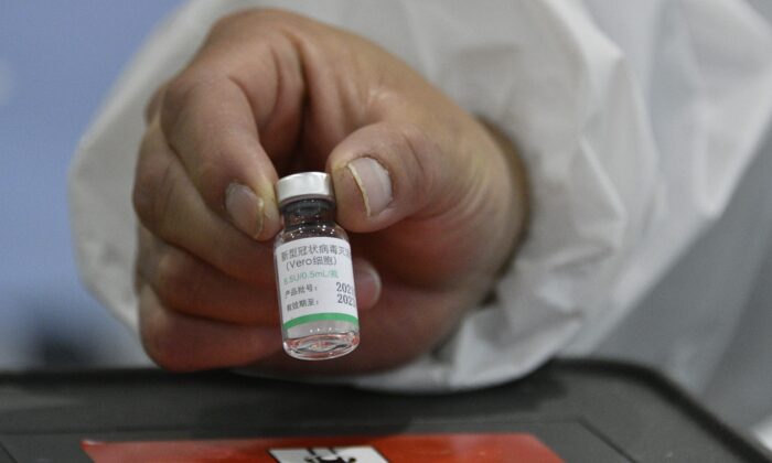 Le vaccin chinois Sinopharm contre le Covid-19 montré dans un centre de santé de La Paz, en Bolivie, le 1er mars 2021. (Aizar Raldes/AFP via Getty Images)