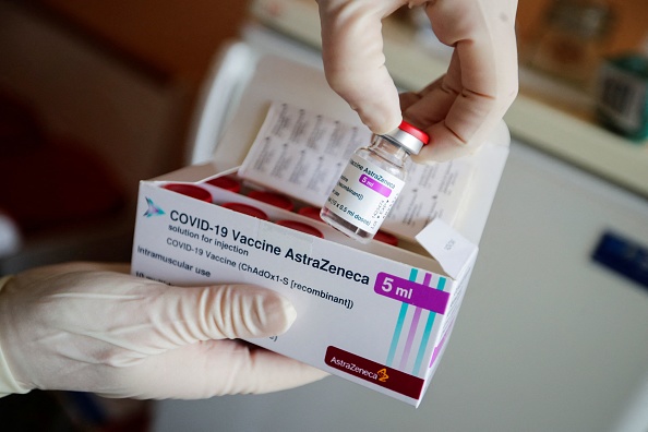 Emballage du vaccin Astrazeneca contre le coronavirus (Covid-19). (Photo : HANNIBAL HANSCHKE/POOL/AFP via Getty Images)