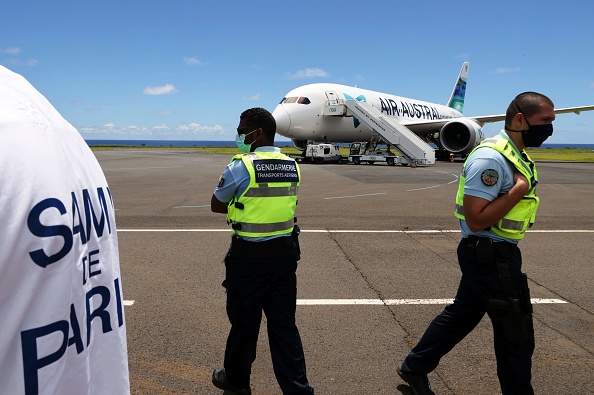 -Un avion médicalisé de la compagnie Air Austral à l'aéroport Roland Garros de Sainte-Marie sur l'île française de La Réunion dans l'océan Indien le 4 mars 2021. Photo par Richard Bouhet / AFP via Getty Images.