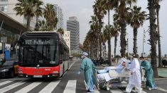 Virus: à Barcelone, réunion de famille face à la mer pour un patient en soins intensifs