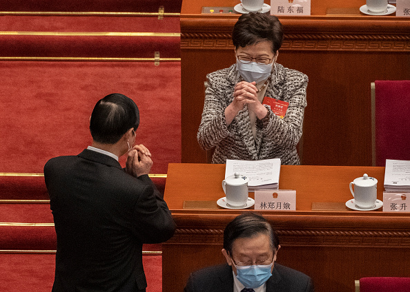 -La directrice générale de Hong Kong, Carrie Lam, lors de la session d'ouverture de l'Assemblée populaire nationale au Grand Hall du Peuple le 5 mars 2021 à Beijing, Chine. Photo by Kevin Frayer/Getty Images.