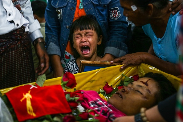 -La fille de Zwee Htet Soe, une manifestante décédée lors d'une manifestation contre le coup d'État militaire le 3 mars, pleure lors des funérailles à Yangon le 5 mars 2021. Photo STR / AFP via Getty Images.