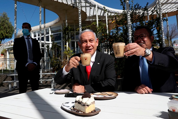 -Le Premier ministre israélien Benjamin Netanyahu et le maire de Jérusalem Moshe Lion dans un restaurant récemment rouvert à Jérusalem le 7 mars 2021. Photo par Ohad Zwigenberg / haaretz / AFP via Getty Images.
