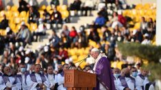Le pape célèbre sa plus grande messe en Irak, acclamé par des milliers de fidèles