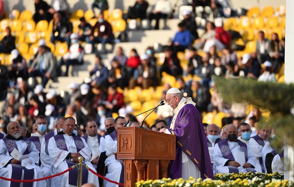 -Le pape François prononce l'homélie lors d'une messe au stade Franso Hariri à Arbil, le 7 mars 2021. Photo par Vincenzo Pinto / AFP via Getty Images.