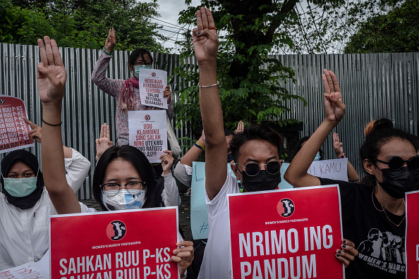 - Les femmes indonésiennes brandissent le salut à trois doigts pour le Myanmar alors qu'elles se rassemblent pour la Journée internationale de la femme le 8 mars 2021 à Yogyakarta, Indonésie. Photo par Ulet Ifansasti / Getty Images.