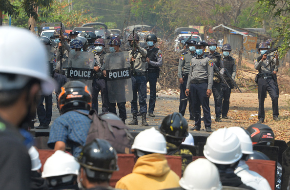 Des militaires birmans face aux manifestants le 8 mars 2021 (STR/AFP via Getty Images)