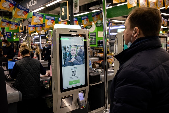 -Un système de paiement par reconnaissance faciale sur une machine de paiement en libre-service à Moscou, le 9 mars 2021. Photo par Dimitar Dilkoff / AFP via Getty Images.