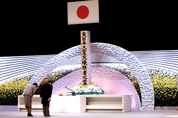 -L'empereur japonais Naruhito et l'impératrice Masako s'inclinent devant l'autel pour les victimes du tremblement de terre et du tsunami au service commémoratif national à Tokyo le 11 mars 2021. Photo par Behrouz Merhi / POOL / AFP via Getty Images.