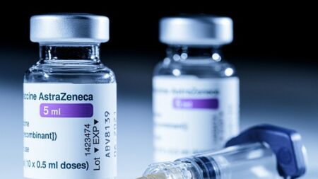 « Un effet secondaire rare et dangereux » : AstraZeneca retire son vaccin Covid-19 du marché