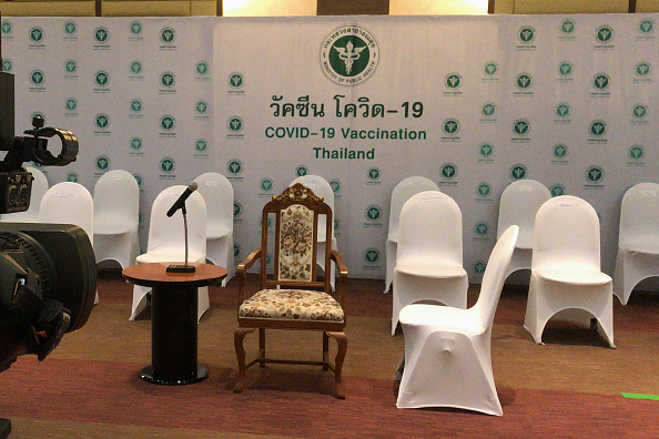 Ce vendredi 12 mars à Bangkok, les chaises sont restées vides alors que devait être lancée la campagne de vaccination avec l'AstraZeneca. (Photo :  JONATHAN KLEIN/AFP via Getty Images)