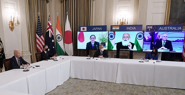 -Le président américain Joe Biden, avec le secrétaire d'État Antony rencontre virtuellement les membres de l'alliance « Quad » de l'Australie, de l'Inde, du Japon et des États-Unis à Washington , DC, le 12 mars 2021. Photo Olivier Douliery / AFP via Getty Images.