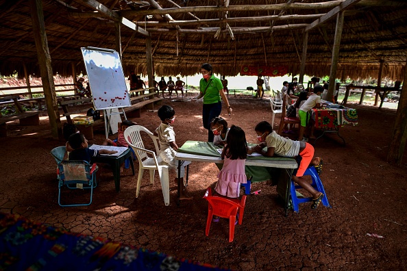 -L'enseignante panaméenne Graciela Bouche donne une leçon aux enfants autochtones Panama, le 9 mars 2021. Photo Luis Acosta / AFP via Getty Images.