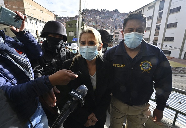 -L'ancienne présidente par intérim de la Bolivie, Jeannine Anez, est arrêtée à La Paz, le 13 mars 2021. Photo par Aizar Raldes / AFP via Getty Images.
