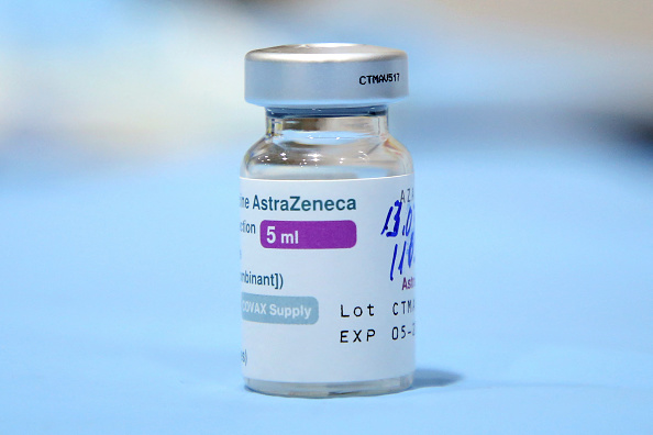 Les autorités sanitaires irlandaises recommandent de suspendre par "précaution" l'utilisation de ce vaccin, après le signalement en Norvège de quatre nouveaux cas graves de caillots sanguins chez des adultes vaccinés. (Photo : GENT SHKULLAKU/AFP via Getty Images)