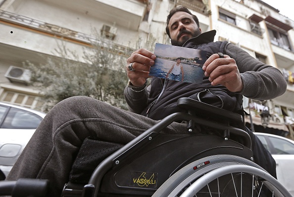 -Samer al-Sawwan, un Syrien de 33 ans en fauteuil roulant, dans la capitale Damas le 1er mars 2021. Photo par Louai Beshara / AFP via Getty Images.