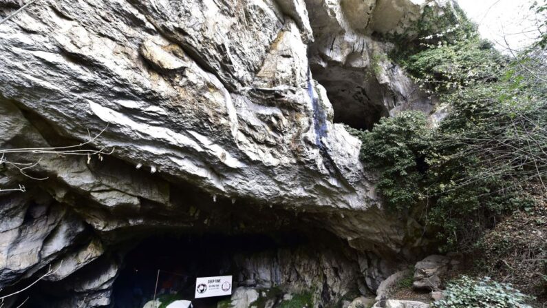 Entrée de la grotte de Lombrives, à Ussat, le 14 mars 2021, jour de confinement des 14 volontaires de la mission Deep Time (Crédit photo GEORGES GOBET/AFP via Getty Images)